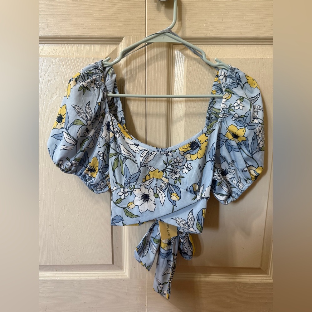 NWT beautiful blue floral cropped wrap top size small